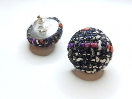 Preview: Mega Stoff Knopf Ohrstecker Button schwarz rot